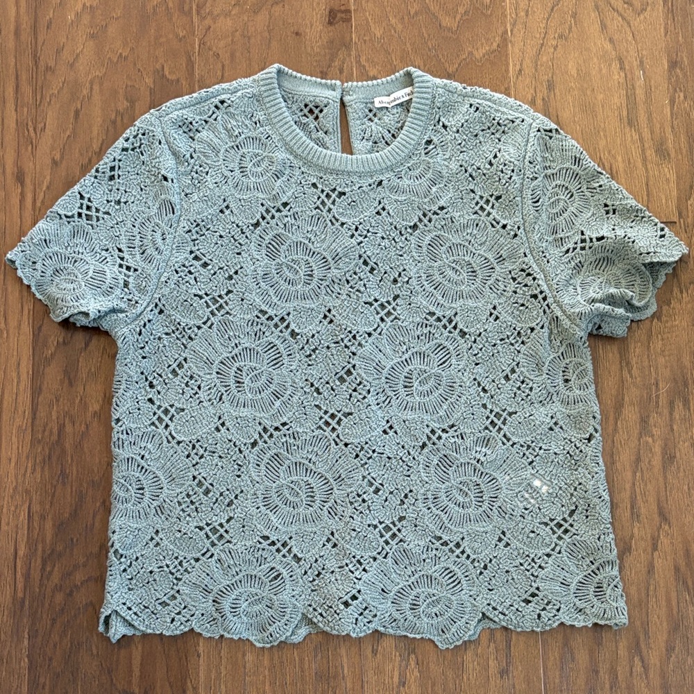 Abercrombie & Fitch Short Sleeve Sweater in Sage green. Size M